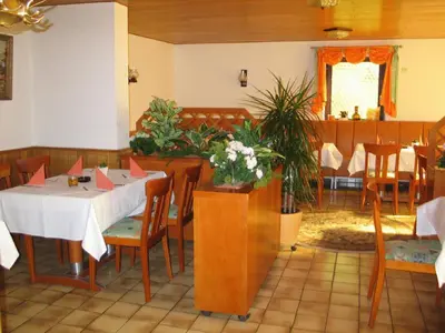 Ein Restaurant oder anderes Speiselokal in der Unterkunft Gasthaus zur Krone