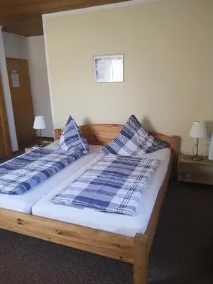 Ein Bett oder Betten in einem Zimmer der Unterkunft Gasthaus zur Krone