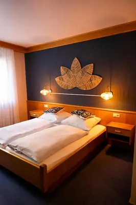 Ein Bett oder Betten in einem Zimmer der Unterkunft Hotel Gülser Weinstube