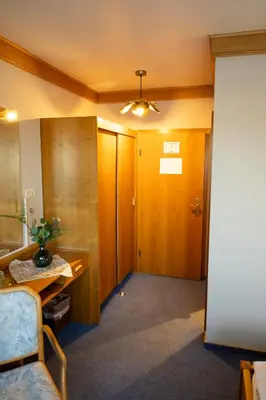 Ein Sitzbereich in der Unterkunft Hotel Gülser Weinstube