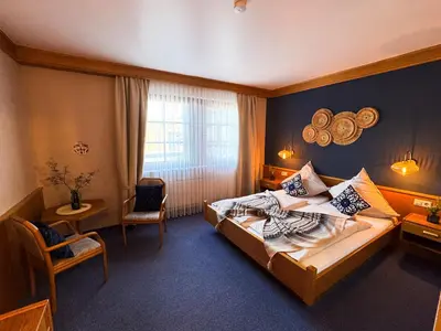 Ein Bett oder Betten in einem Zimmer der Unterkunft Hotel Gülser Weinstube