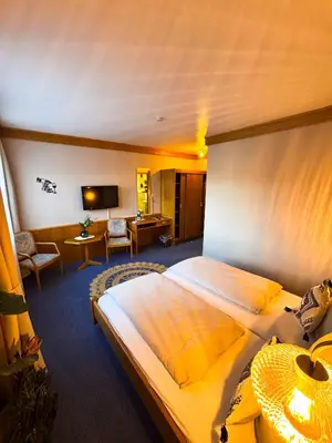 Ein Bett oder Betten in einem Zimmer der Unterkunft Hotel Gülser Weinstube