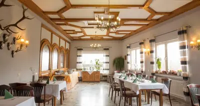 Ein Restaurant oder anderes Speiselokal in der Unterkunft Landgasthaus Blick ins Tal