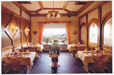 Ein Restaurant oder anderes Speiselokal in der Unterkunft Landgasthaus Blick ins Tal
