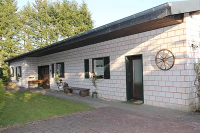 Das Gebäude in dem sich das Ferienhaus befindet