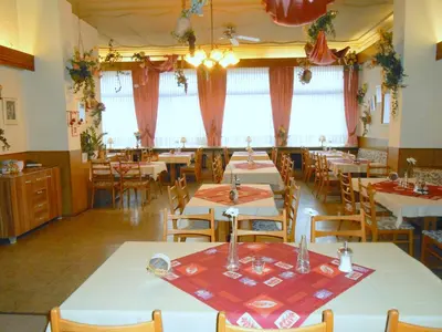 Ein Restaurant oder anderes Speiselokal in der Unterkunft Hotel Andernacher Hof