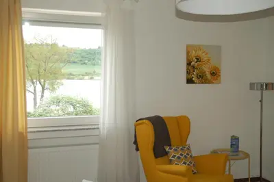 Ein Sitzbereich in der Unterkunft Hotel-Ferienwohnungen Cafe Maarblick