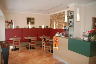 Ein Restaurant oder anderes Speiselokal in der Unterkunft Hotel-Ferienwohnungen Cafe Maarblick