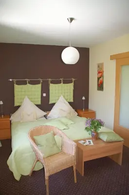 Ein Bett oder Betten in einem Zimmer der Unterkunft Hotel-Ferienwohnungen Cafe Maarblick