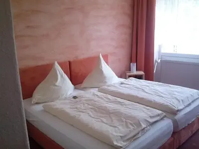 Ein Bett oder Betten in einem Zimmer der Unterkunft Hotel Garni am Bowenberg