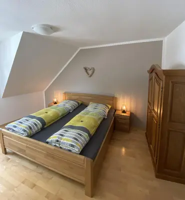 Ein Bett oder Betten in einem Zimmer der Unterkunft Ferienweingut Göbel