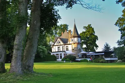 Ein Garten an der Unterkunft Golfhotel Denzerheide