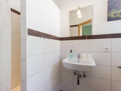 Ein Badezimmer in der Unterkunft Ferienhaus Schwaab-Scherr, Nähe Bernkastel, mit gratis ÖPNV-Ticket, Parkplätzen und Fahrradgarage
