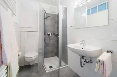 Ein Badezimmer in der Unterkunft Pension Haus Anny