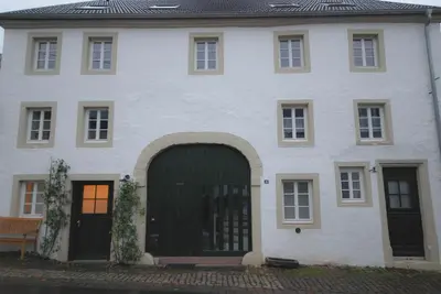 Eine Fassade oder ein Eingang zu Living-in-History: Historischer Charme und Design
