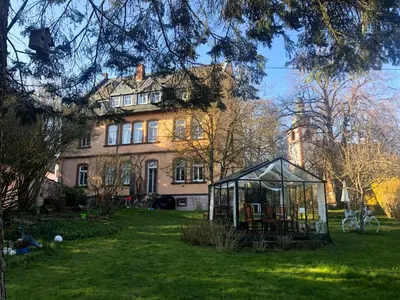 Ein Garten an der Unterkunft Altes Pfarrhaus Gondershausen