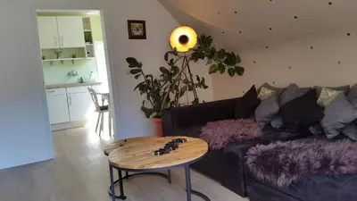 Ein Sitzbereich in der Unterkunft Räuberhöhle