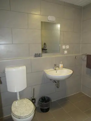 Ein Badezimmer in der Unterkunft Ferienapartments am Dorfplatz