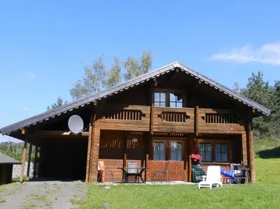 Das Gebäude in dem sich das Ferienhaus befindet