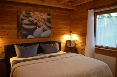 Ein Bett oder Betten in einem Zimmer der Unterkunft EIFELCOTTAGE Family 7