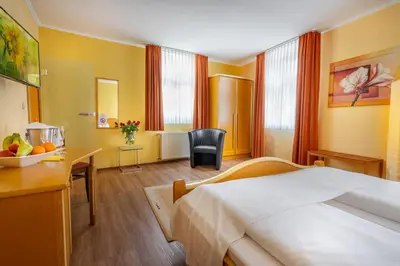 Ein Bett oder Betten in einem Zimmer der Unterkunft Goldener Pfropfenzieher