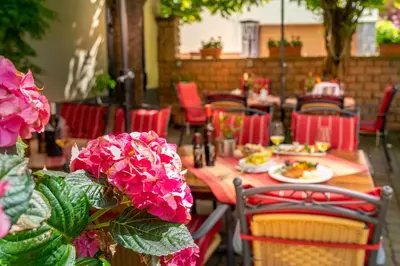 Ein Restaurant oder anderes Speiselokal in der Unterkunft Goldener Pfropfenzieher