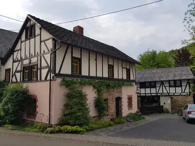Das Gebäude in dem sich das Ferienhaus befindet