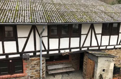 Das Gebäude in dem sich das Ferienhaus befindet