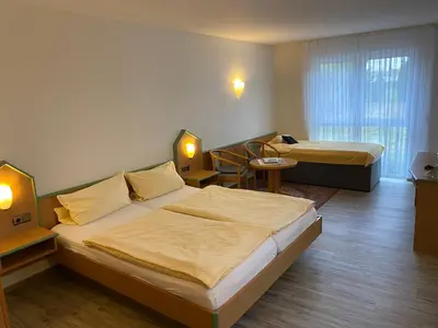 Ein Bett oder Betten in einem Zimmer der Unterkunft Hotel garni Am Brunnenplatz