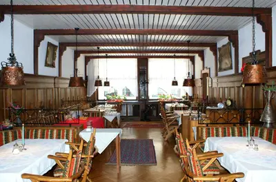 Ein Restaurant oder anderes Speiselokal in der Unterkunft Hotel zur Post