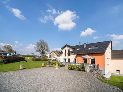 Das Gebäude in dem sich das Ferienhaus befindet