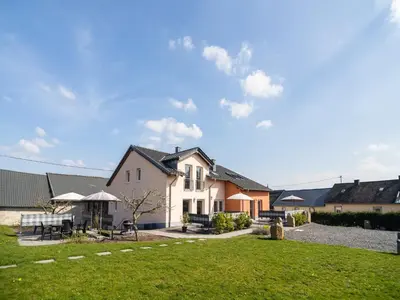 Das Gebäude in dem sich das Ferienhaus befindet