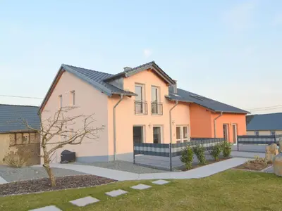 Das Gebäude in dem sich das Ferienhaus befindet