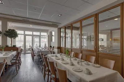 Ein Restaurant oder anderes Speiselokal in der Unterkunft Lindenhof