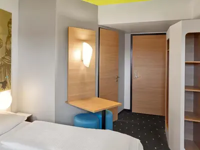 Ein Bett oder Betten in einem Zimmer der Unterkunft B&B Hotel Trier