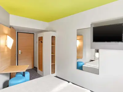Ein Bett oder Betten in einem Zimmer der Unterkunft B&B Hotel Trier