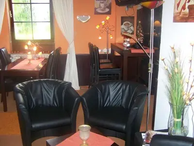 Ein Sitzbereich in der Unterkunft Hotel Am Ufer