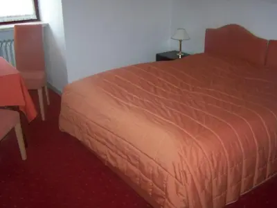 Ein Bett oder Betten in einem Zimmer der Unterkunft Hotel Am Ufer