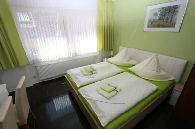 Ein Bett oder Betten in einem Zimmer der Unterkunft Gästehaus Am Römerbad