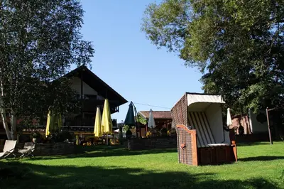 Ein Garten an der Unterkunft Landhotel Ewerts