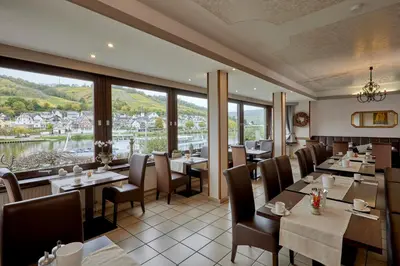Ein Restaurant oder anderes Speiselokal in der Unterkunft Weinhotel Mayer