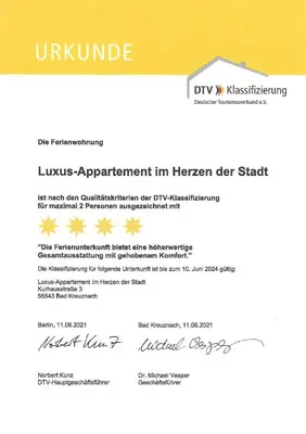 Ein Zertifikat, Auszeichnung, Logo oder anderes Dokument, das in der Unterkunft Luxus-2-Zimmer-Ferienwohnung im Zentrum ausgestellt ist