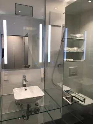 Ein Badezimmer in der Unterkunft Luxus-2-Zimmer-Ferienwohnung im Zentrum