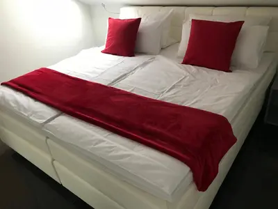 Ein Bett oder Betten in einem Zimmer der Unterkunft Luxus-2-Zimmer-Ferienwohnung im Zentrum