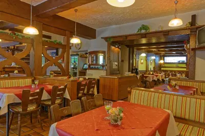 Ein Restaurant oder anderes Speiselokal in der Unterkunft Moselstern Hotel Zum guten Onkel