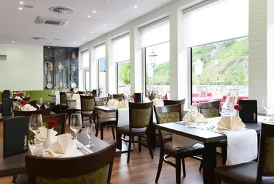 Ein Restaurant oder anderes Speiselokal in der Unterkunft Moselstern-Hotel 