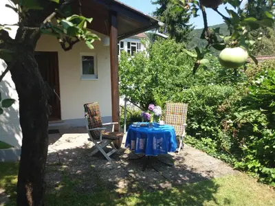 Ein Garten an der Unterkunft Ferienhaus Baederleiblick