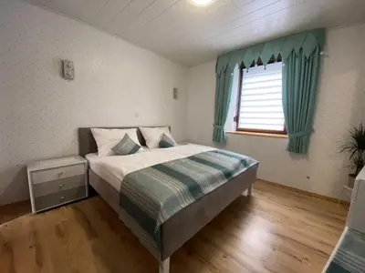 Ein Bett oder Betten in einem Zimmer der Unterkunft Ferienwohnung am Kirchberg