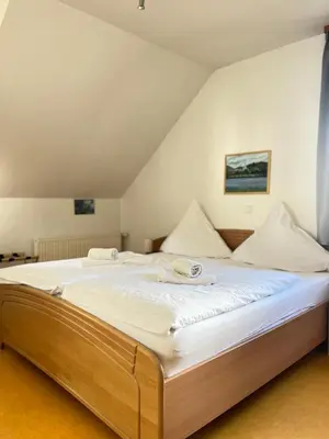 Ein Bett oder Betten in einem Zimmer der Unterkunft Weingut Sauer-Kettermann
