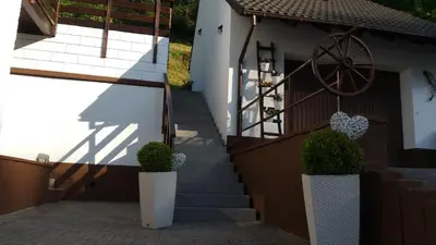 Das Gebäude in dem sich die Ferienwohnung befindet